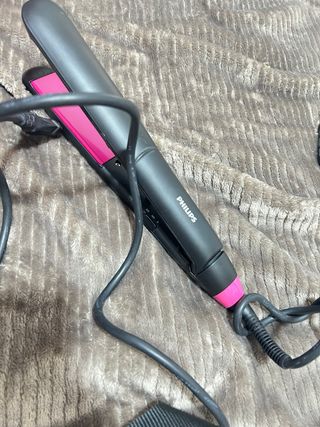 Plancha de pelo Philips negra y rosa