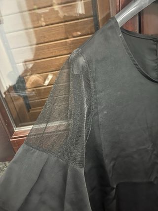 Blusa nera con maniche a balze