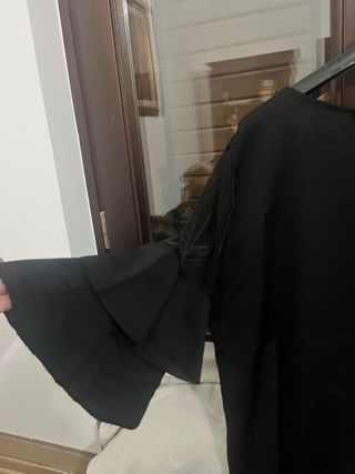 Blusa nera con maniche a balze