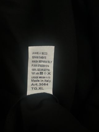 Blusa nera con maniche a balze