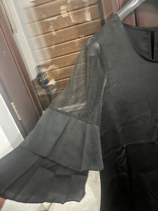 Blusa nera con maniche a balze