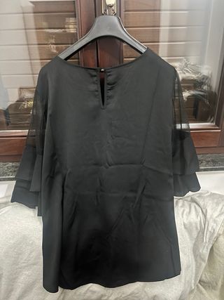 Blusa nera con maniche a balze