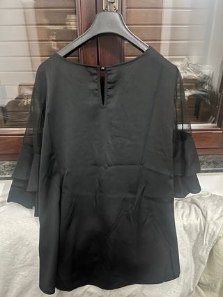 Blusa nera con maniche a balze