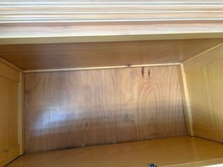 Armario de madera color beige y marrón