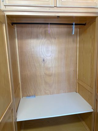 Armario de madera color beige y marrón