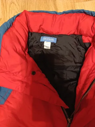 Mono de esquí rojo y azul