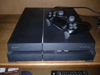 PS4 (PlayStation 4) Negra + 4 Juegos