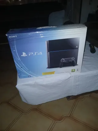 PS4 (PlayStation 4) Negra + 4 Juegos