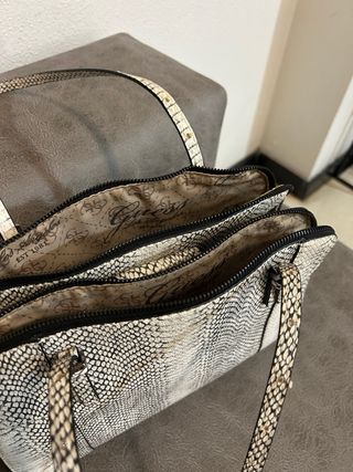 Bolso Guess estampado piel serpiente