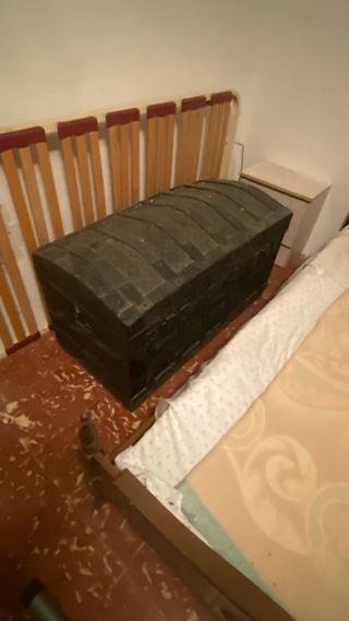 Baúl antiguo de madera y metal
