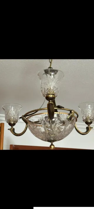 Lámpara de techo dorada y cristal