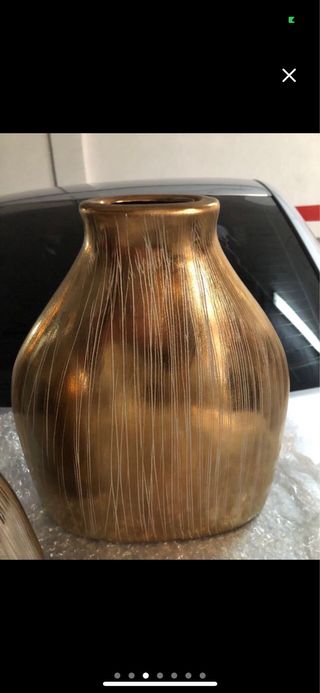 Jarrón decorativo dorado con líneas