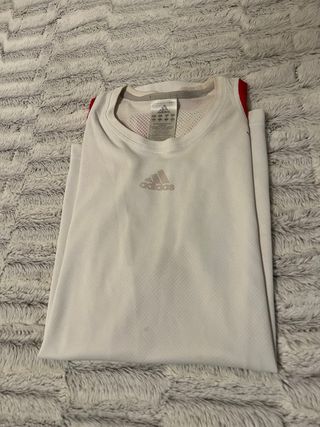 Camiseta deportiva Adidas blanca y roja