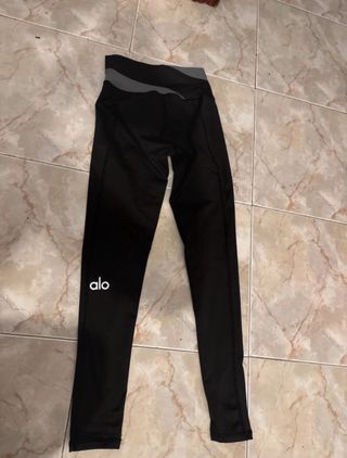 Mallas Alo Yoga negras y grises