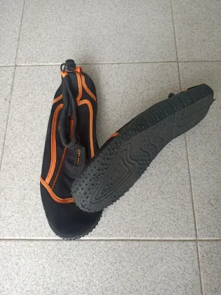 Escarpines cangrejeras negras y naranjas