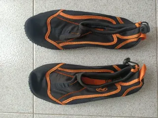 Escarpines cangrejeras negras y naranjas