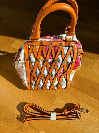 Bolso de mano floral con detalles naranjas