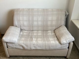 Sofá de tela beige y blanco