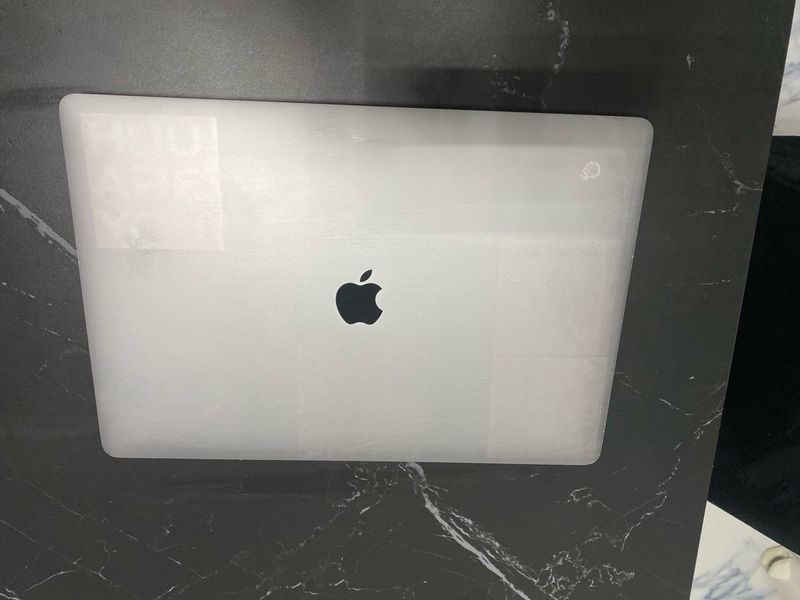 MacBook Pro 16 2020 i7 16GB SSD 500GB afbeelding 2