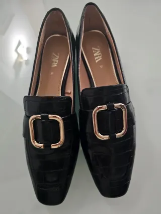 Mocassini neri con fibbia dorata