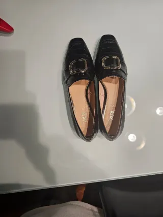 Mocassini neri con fibbia dorata