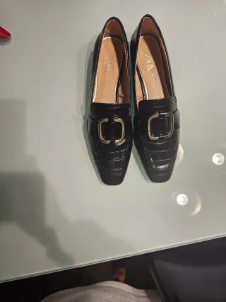 Mocassini neri con fibbia dorata