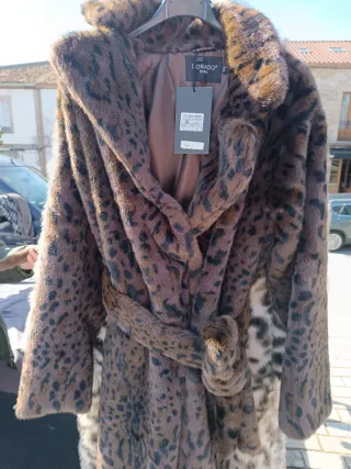 Cappotti in pelo marrone e nero, taglie dalla S alla XXL