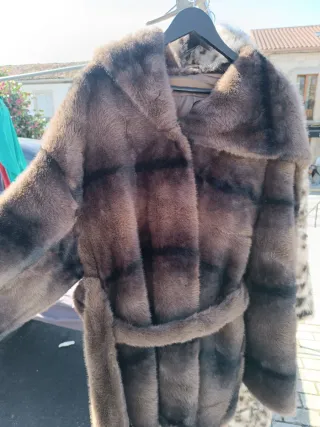 Cappotti in pelo marrone e nero, taglie dalla S alla XXL