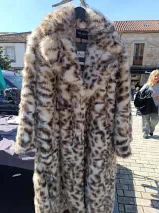 Cappotti in pelo marrone e nero, taglie dalla S alla XXL