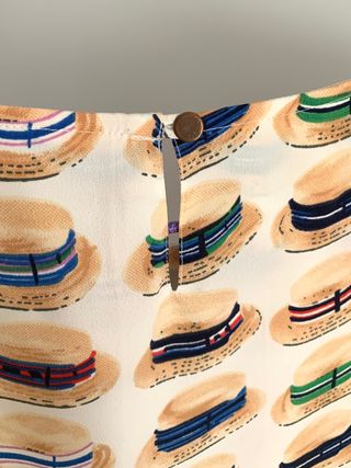 Vestito con stampa di cappelli di Compañía Fantástica