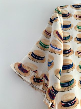 Vestito con stampa di cappelli di Compañía Fantástica