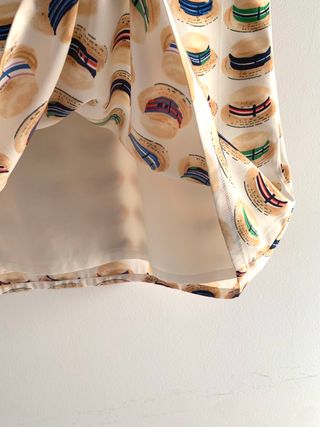 Vestito con stampa di cappelli di Compañía Fantástica