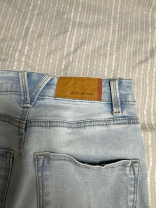 Pantalón vaquero azul claro desgastado