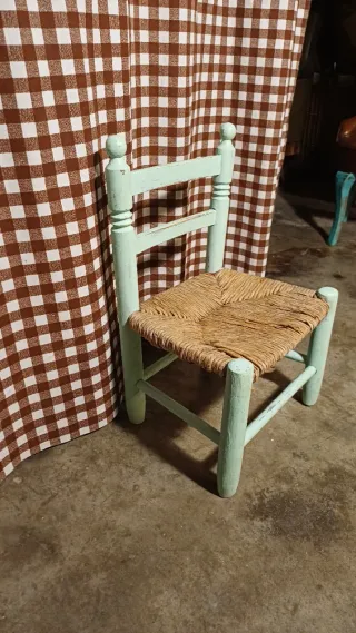 Silla pequeña antigua de madera y yute