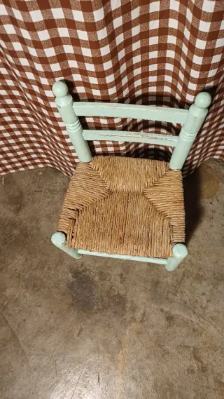 Silla pequeña antigua de madera y yute