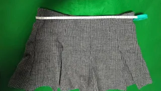 Falda corta a cuadros gris y blanca