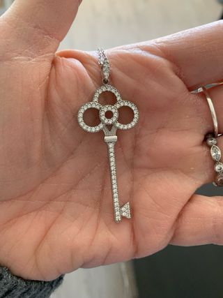 Collana lunga con ciondolo a chiave