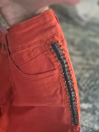 Pantalón pitillo naranja con detalles