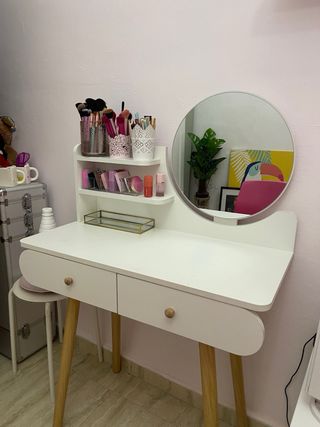 Tocador de maquillaje blanco y dorado