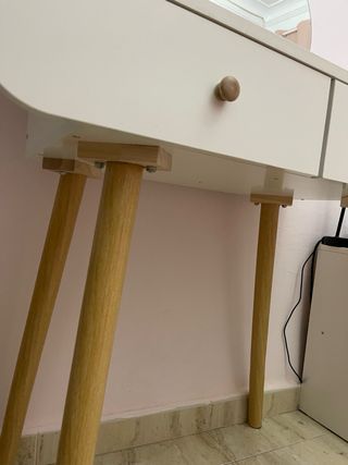 Tocador de maquillaje blanco y dorado