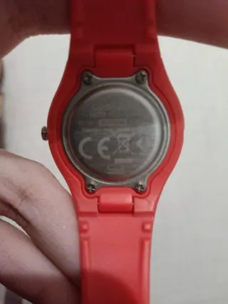 Reloj infantil naranja con dibujo de oso