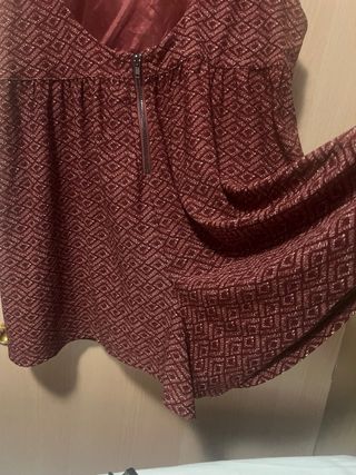 Vestido pantalón dorado y rojo