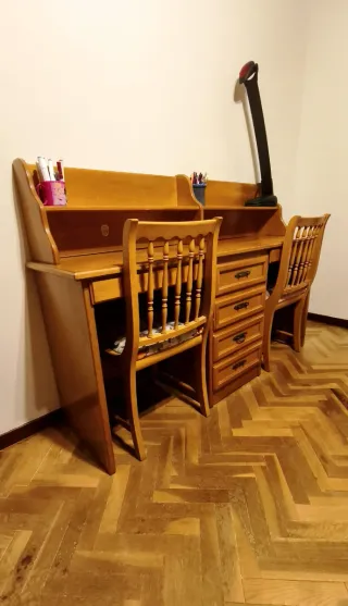 Escritorio madera maciza con 2 sillas