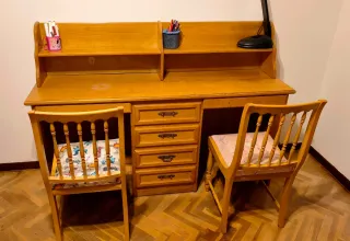 Escritorio madera maciza con 2 sillas