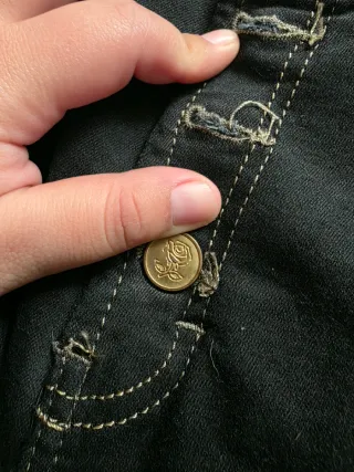 Pantalones negros con botones