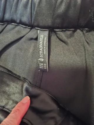 Pantalón cargo satinado Stradivarius Talla XS