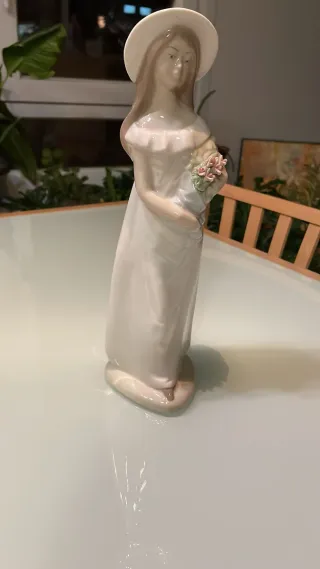 Figura porcelana Mirmasu mujer con flores