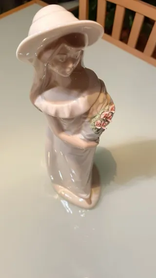 Figura porcelana Mirmasu mujer con flores