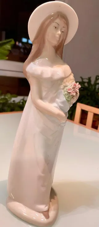 Figura porcelana Mirmasu mujer con flores