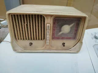 Radio antigua de baquelita años 50